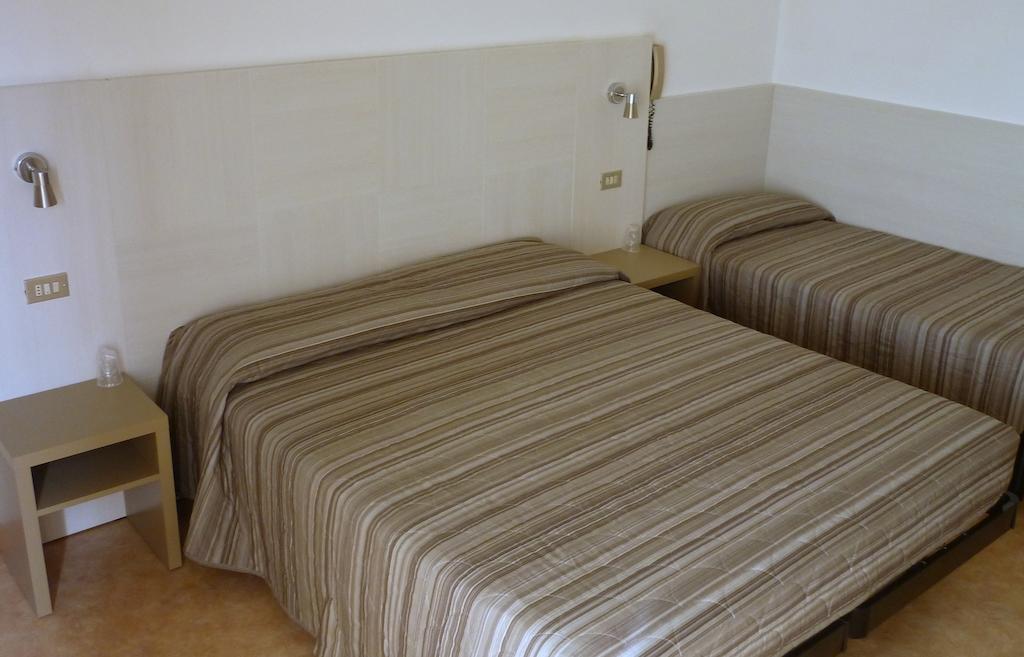 Hotel Solemare Чезенатико Стая снимка